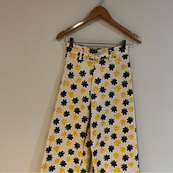 beige zara pants with black and yellow flower patterns. wide, high-waisted pants - Picture 6 of 7